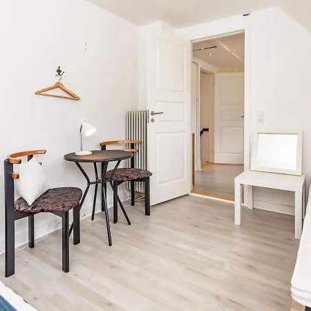 3 Person In R Sk Bing By Traum * Ærøskøbing